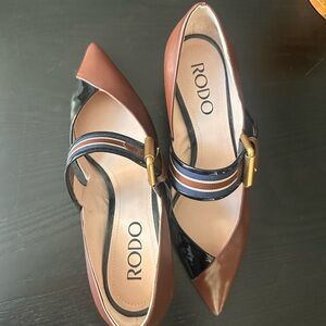 Vintage Rodo Brown and Black Patent Leather Pointed Toe Heels
